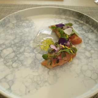 レアサーモンの前菜です。食用のお花がきれいでした。