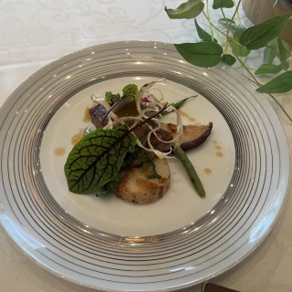 お肉料理。
低温熟成されており柔らかかった。