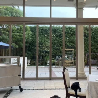 会場内からガーデンを見た景色