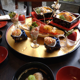 手前の椀物（鰻のおにぎりのだし茶漬け）が美味しかったです