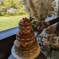 ウエディングケーキと高砂装花の一部です。