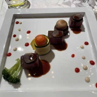 お肉料理です。