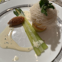 お魚料理です。上に乗ってるパリパリがやや食べ辛かったです。