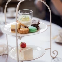 ケーキビュッフェを1人ずつに配ってもらうスタイル