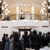 挙式後にバルコニーからお菓子まき