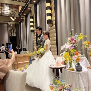 会場が落ち着いた色味なのでお花が綺麗に際立ちます。