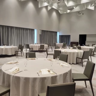 どんなコーディネートにもあいそうな披露宴会場