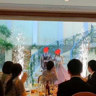 バルコニー付きの披露宴会場。演出として花火で派手に登場。