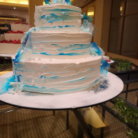 チャペルのイメージに合ったブルーの珍しいケーキもありました。