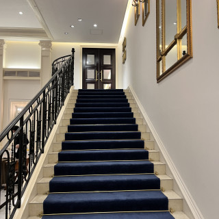 階段は青のカーペットです。