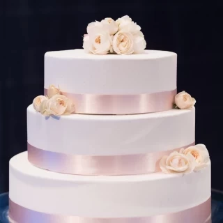 ウェディングケーキ。デザインも複数から選べます。