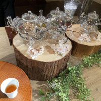 桜を基調とした会場で、試飲した紅茶