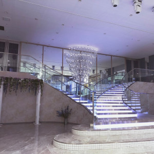 挙式会場の両側階段のライトアップ|658913さんのベルクラシック甲府の写真(1787453)