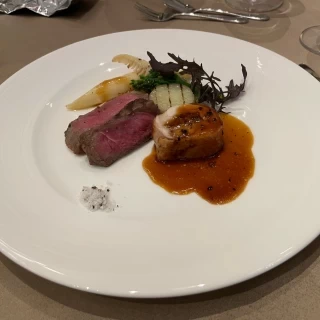 国産牛サーロインのグリルと鶏のヴァロティーヌ　トリュフ香るマ