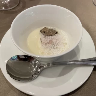 帆立貝のムースと新玉葱のブルーテ