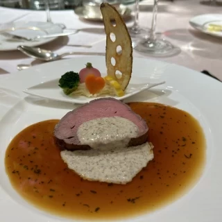 メインのお肉料理です。