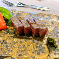お肉料理の黒毛和牛ステーキとお野菜のグリルです。