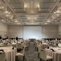 天井が高く、窓がなくても開放感があります。