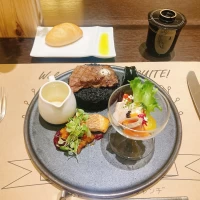 プレート料理にパンがついていて、ふわふわで美味しかった。