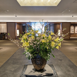 ロビーのお花は定期的に変わるようです。ソファーもあります。|659279さんのグランドプリンスホテル高輪 貴賓館の写真(2051657)