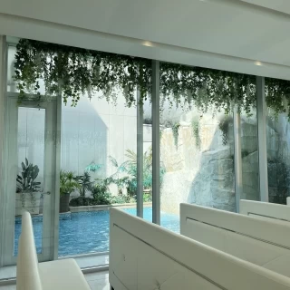 チャペル横に流れる滝がとっても綺麗です