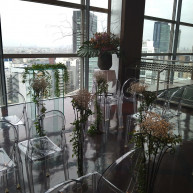 エレベーターロビーでの挙式
窓が大きく太陽光が入り明るい