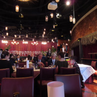 赤色を基調としたゴージャスな雰囲気