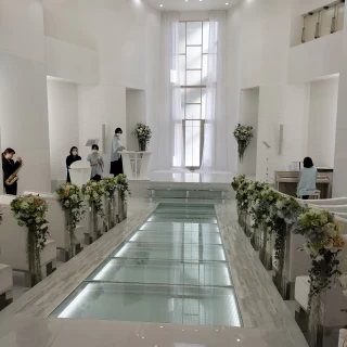 チャペル会場です。
全体的に少し緩やかに下ってます。