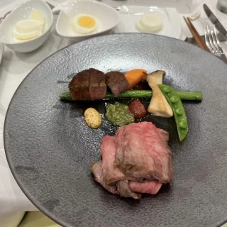 こだわりのお肉食べ比べ
ローストビーフは目の前でカット演出