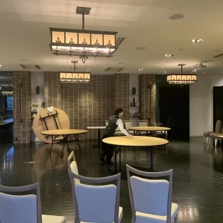 小さい方の会場。片付け中でした。
