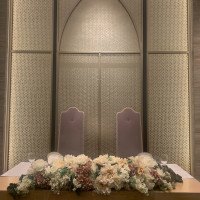 新郎新婦の席の奥は挙式会場の細工に似た細工が施されている。