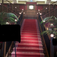 ロビーの大階段。登場に使用したり、写真、ファーストミートにも