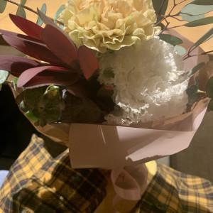 誕生日が近く花束を頂きました。ゲストに同じ演出ができるそう|659584さんのCrevette 名古屋（クルヴェット ナゴヤ）●BRASSグループの写真(1796577)