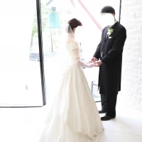 自然光が入る大きな窓