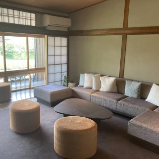 落ち着いた雰囲気の待合室