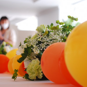 自然をイメージして、オレンジのバルーンとグリーンのお花を使用|659701さんのプリティチャペル舞浜（ホテルオークラ東京ベイ内）の写真(1787066)