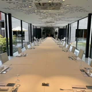 ガラス張りの会場