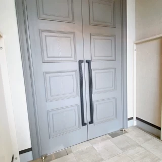 チャペル前の扉