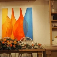 メインテーブルの裏にはおしゃれな絵が飾ってあり、映えます
