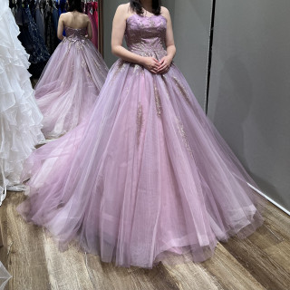 連携のドレスショップでの紫のドレスです