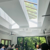 光が入るチャペル