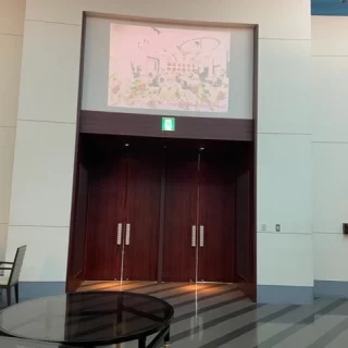 上にもムービーが流せる