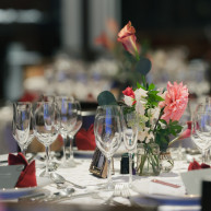 装花やテーブルコーディネートで新郎新婦だけの個性を出せます