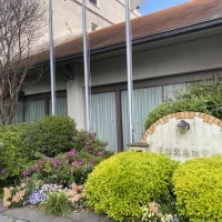 ホテル正面玄関横