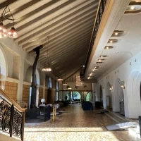 ホテル披露宴会場前のホワイエ。有名建築家の設計。