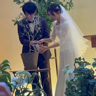 オリーブの植樹セレモニーを行い最後に2人で水をあげました。