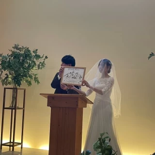 結婚証明書を読み上げ押印した後お披露目しました。