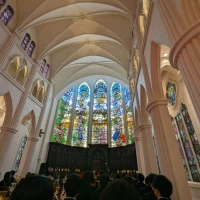 天井高でステンドグラスの、他にないチャペルです。