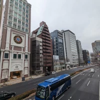 駅を出てすぐに会場があります。
