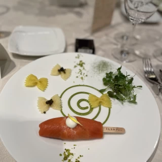 前菜サーモンとポテトのアイスクリーム仕立て
